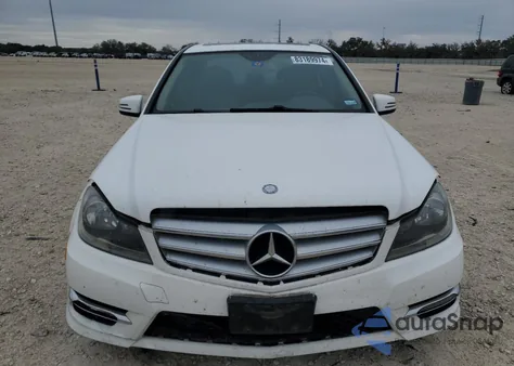 2013 Mercedes-Benz C 250 z USA, uszkodzony, nr VIN WDDGF4HB6DR280007